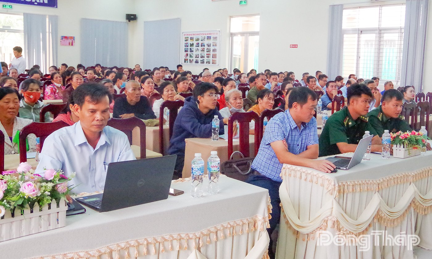 Đại biểu và bà con ngư dân tham gia buổi tập huấn phổ biến quy định pháp luật thủy sản và biện pháp chống khai thác IUU. 