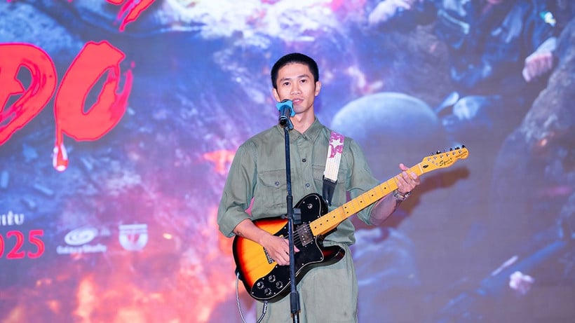 L'acteur et musicien Nguyen Hung interprète la chanson « What's More Beautiful » lors de l'avant-première du film « Red Rain ». (Photo : Galaxy Studio)