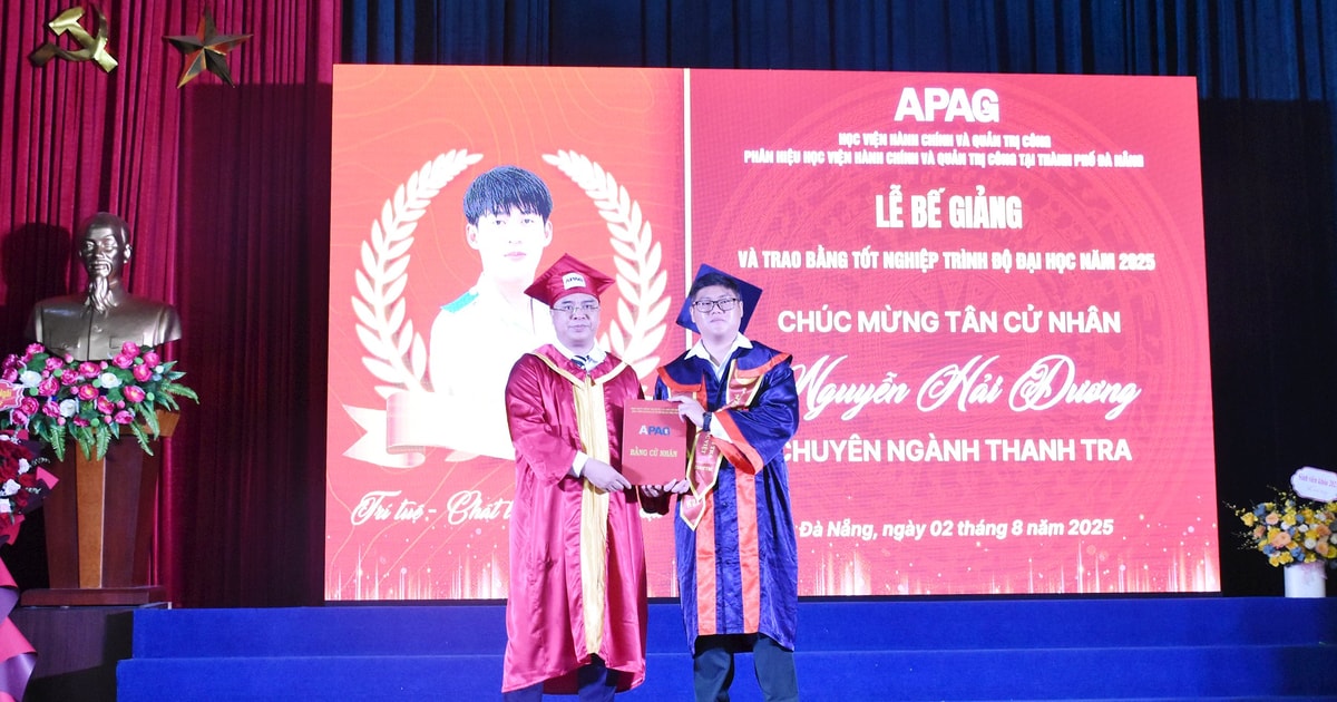 Phân hiệu Học viện Hành chính và Quản trị công tại Đà Nẵng trao bằng tốt nghiệp cử nhân