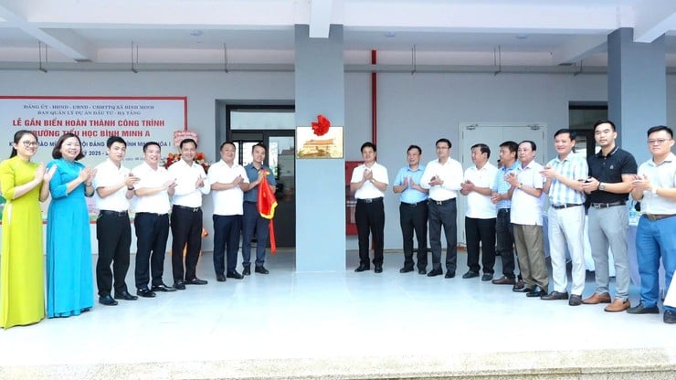 Bình Minh: Gắn biển công trình Trường Tiểu học Bình Minh A chào mừng Đại hội đại biểu Đảng bộ xã lần thứ I- Ảnh 3.