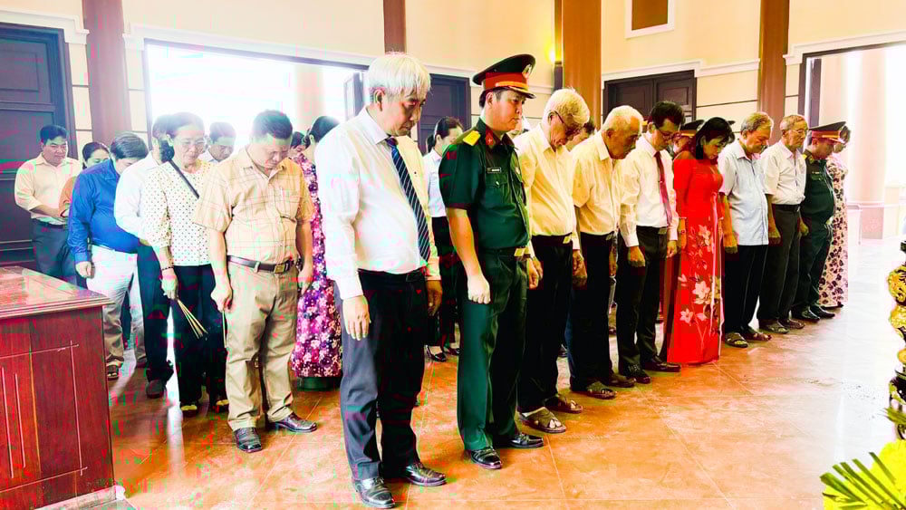 Delegates observed a minute of silence to pay tribute to Lieutenant General Dong Van Cong.