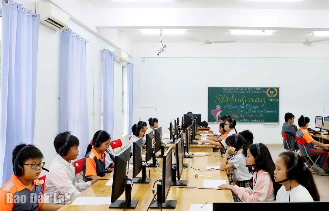 Học sinh Trường phổ thông Duy Tân, phường Bình Kiến cập nhật thông tin bài học qua mạng internet tại phòng máy vi tính của trường