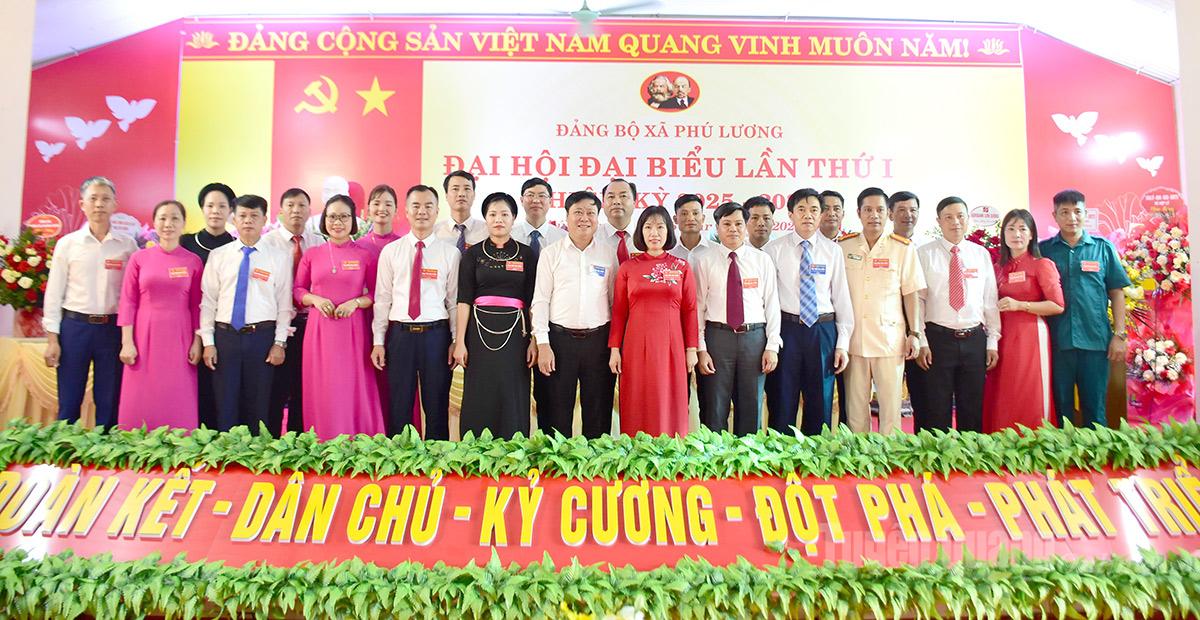 Ban Chấp hành Đảng bộ xã, Ủy ban kiểm tra xã Phú Lương ra mắt Đại hội.
