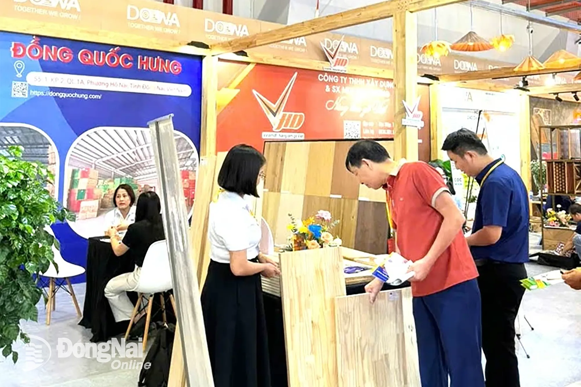 Khách hàng tham quan gian hàng chung của Hiệp hội Gỗ và thủ công mỹ nghệ Đồng Nai. Ảnh: Tố Hà