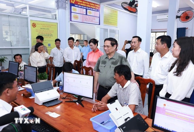 Thủ tướng Phạm Minh Chính thăm mô hình chính quyền địa phương 2 cấp và hoạt động của Trung tâm phục vụ hành chính công phường Thới Sơn, tỉnh An Giang. (Ảnh: Dương Giang/TTXVN)