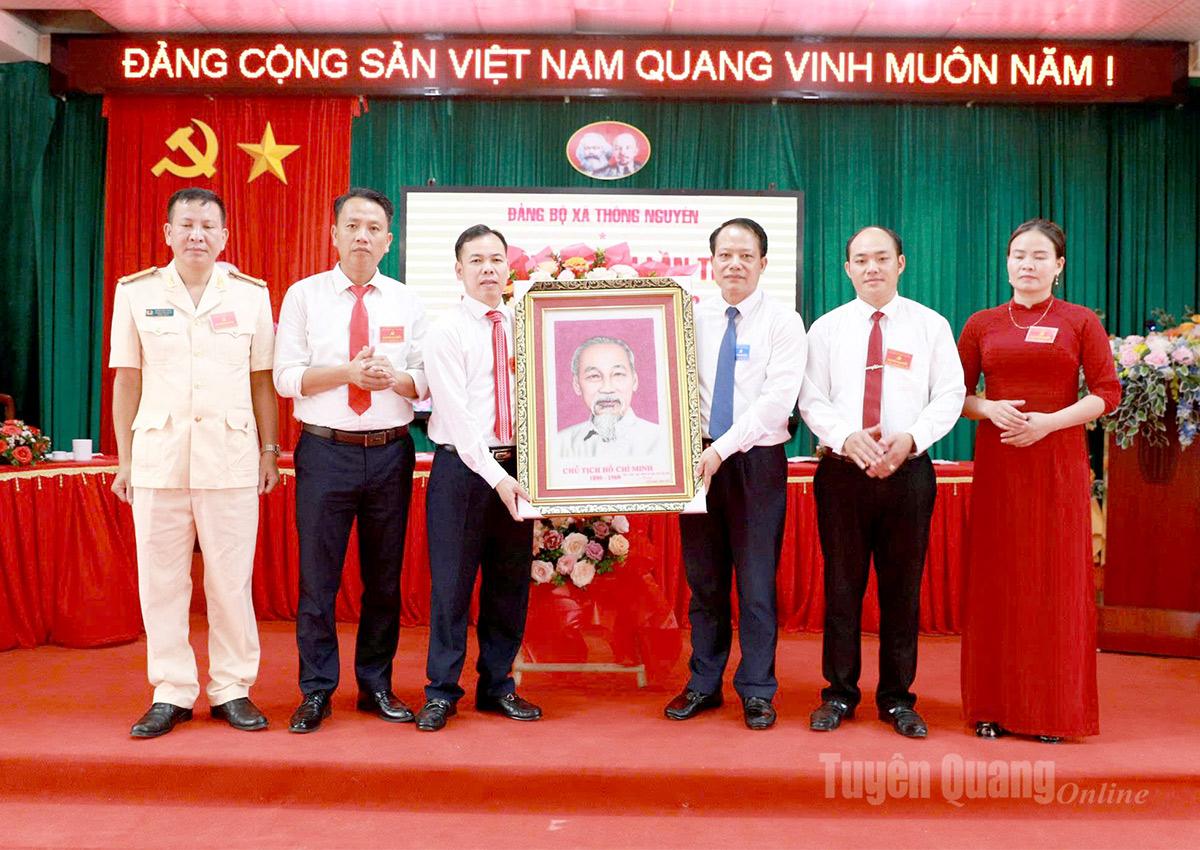 Đồng chí Vân Đình Thảo, Ủy viên Ban Thường vụ Tỉnh ủy, Giám đốc Sở Tài chính tặng Đại hội bức chân dung Chủ tịch Hồ Chí Minh.