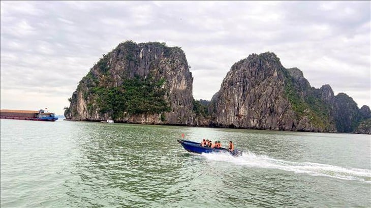 Tàu quân y và xuồng cơ động trực 24/24h trên vịnh Hạ Long - Ảnh 1.