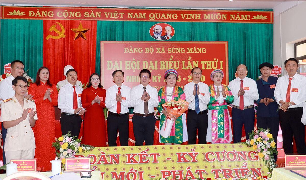 Ban Chấp hành Đảng bộ xã Sủng Máng khóa I ra mắt Đại hội.