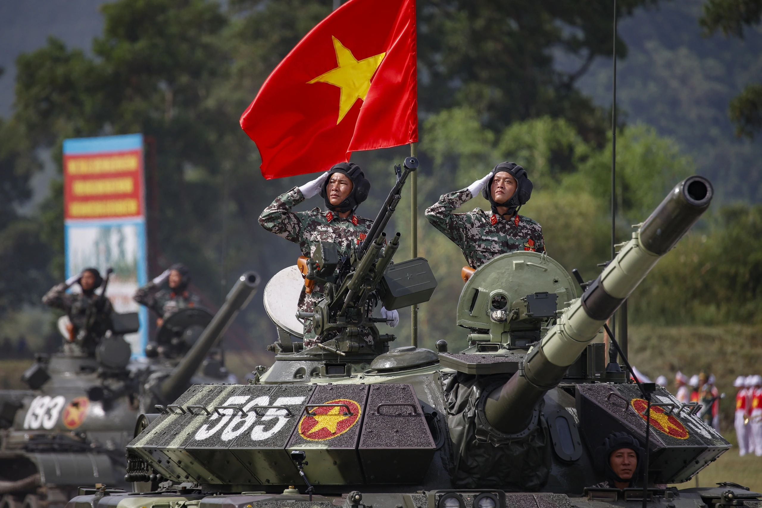Quân đội, công an phô diễn sức mạnh với dàn khí tài hiện đại