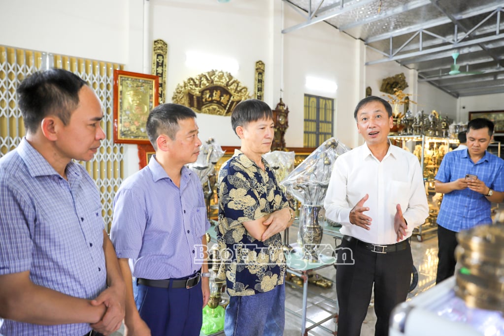 Vice Chairman of the Provincial People's Committee Nguyen Hung Nam visited Dong Xam Silver Carving Cooperative.