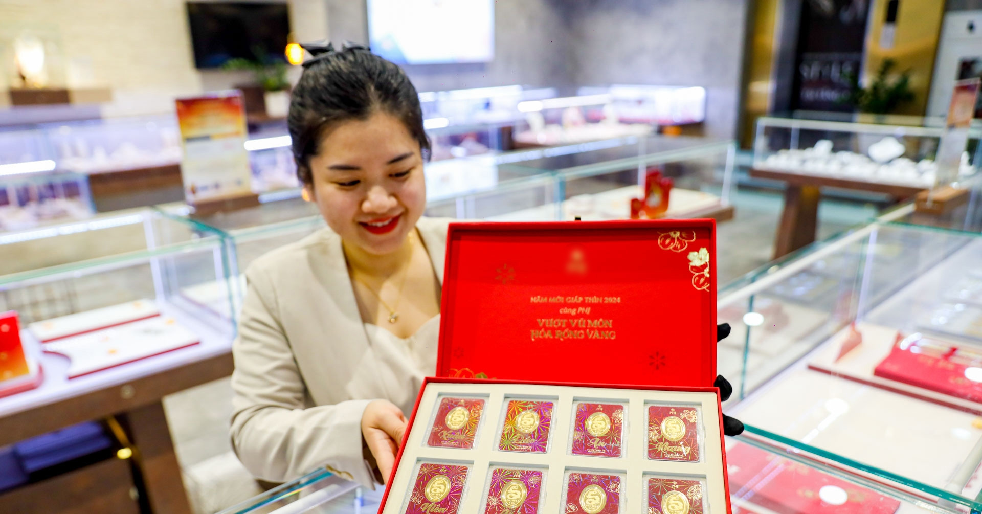 gold-price-today-august-5-2025-sjc-skyrocketed-close-to-record-peak