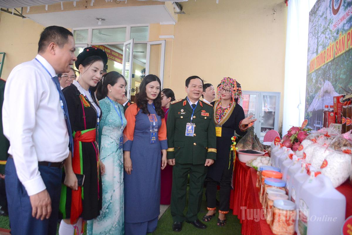 Các đại biểu tham quan gian hàng trưng bày các sản phẩm nông nghiệp của xã Minh Thanh.