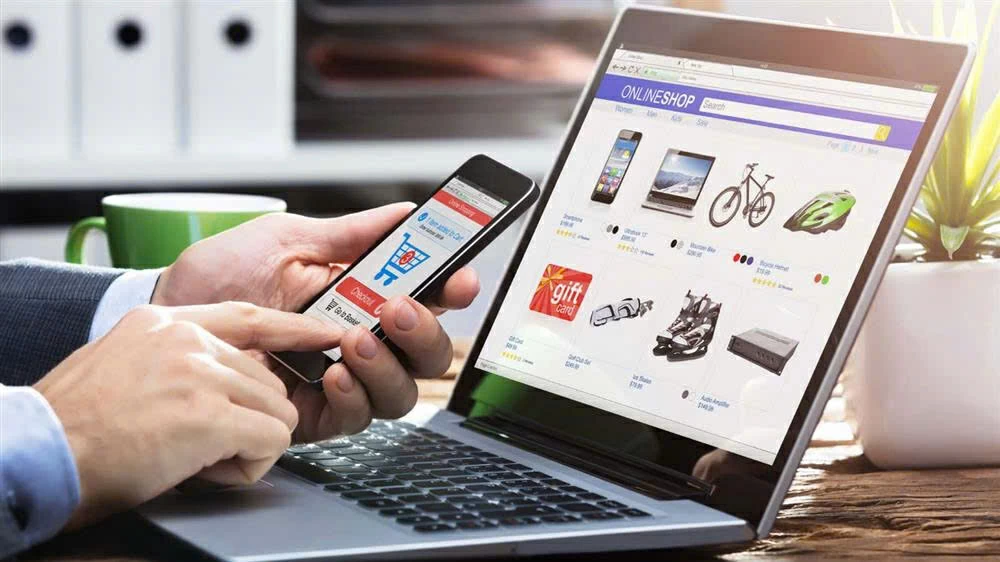 أصبحت معاملات التجارة الإلكترونية شائعة جدًا في العصر الرقمي. صورة توضيحية