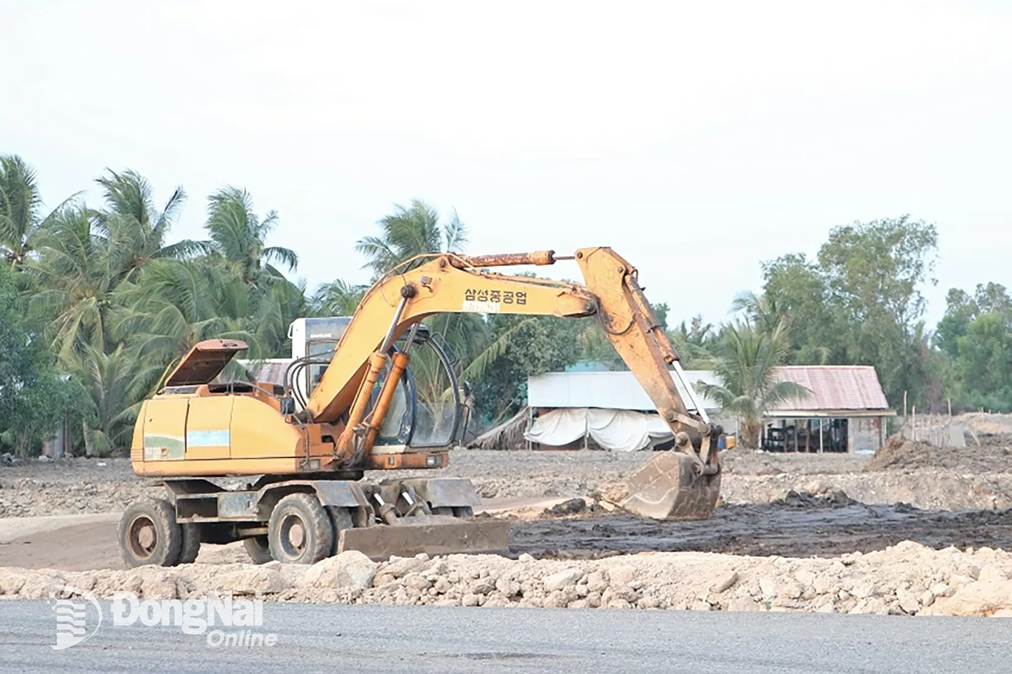 Thi công Dự án Thành phần 3, Dự án Đường vành đai 3 - Thành phố Hồ Chí Minh đoạn qua địa bàn tỉnh. Ảnh: Phạm Tùng