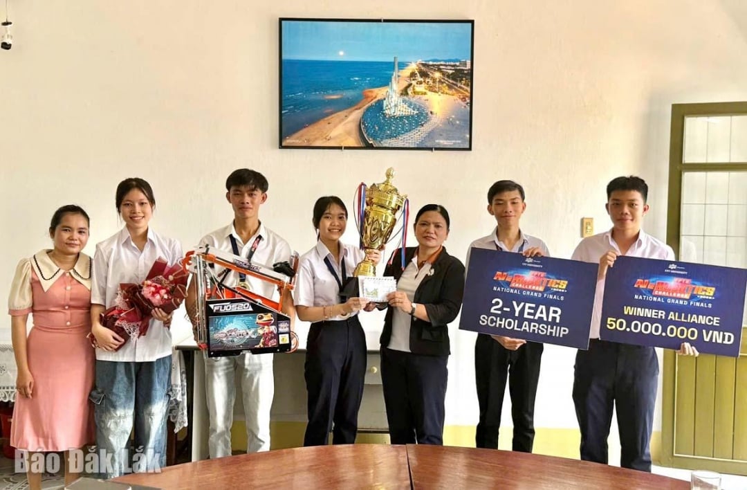 Cô Trần Thị Lệ Thủy, Hiệu trưởng Trường THPT số 2 Lê Hồng Phong trao tiền thưởng nóng và chụp ảnh lưu niệm vối các thành viên trong đội.