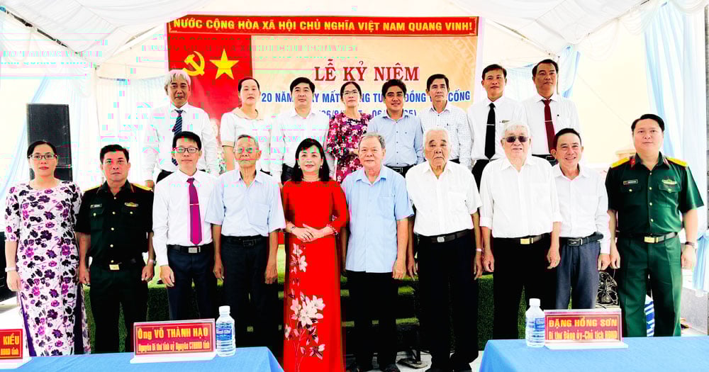 Delegates take souvenir photos at the ceremony.