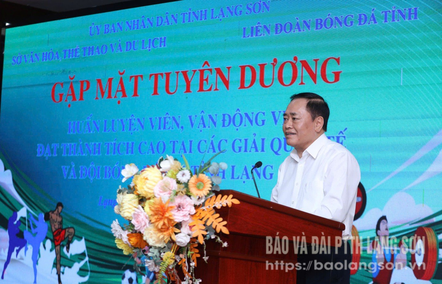 Đồng chí Hồ Tiến Thiệu, Phó Bí thư Tỉnh ủy, Chủ tịch UBND tỉnh phát biểu trong chương trình gặp mặt