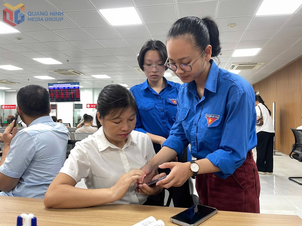 Đội hình thanh niên tình nguyện thuộc Đoàn Thanh niên UBND tỉnh ra quân tuyên truyền, hỗ trợ và hướng dẫn người dân thực hiện thủ tục hành chính tại Trung tâm Phục vụ Hành chính công phường Hồng Gai.