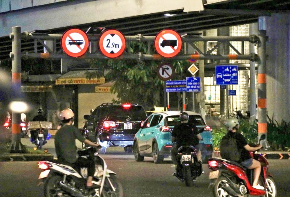 Biển báo giao thông phát sáng được lắp đặt tại vòng xoay Lăng Cha Cả (phường Tân Sơn Hòa, Tân Sơn Nhất) giúp người điều khiển phương tiện dễ nhận diện hướng đi