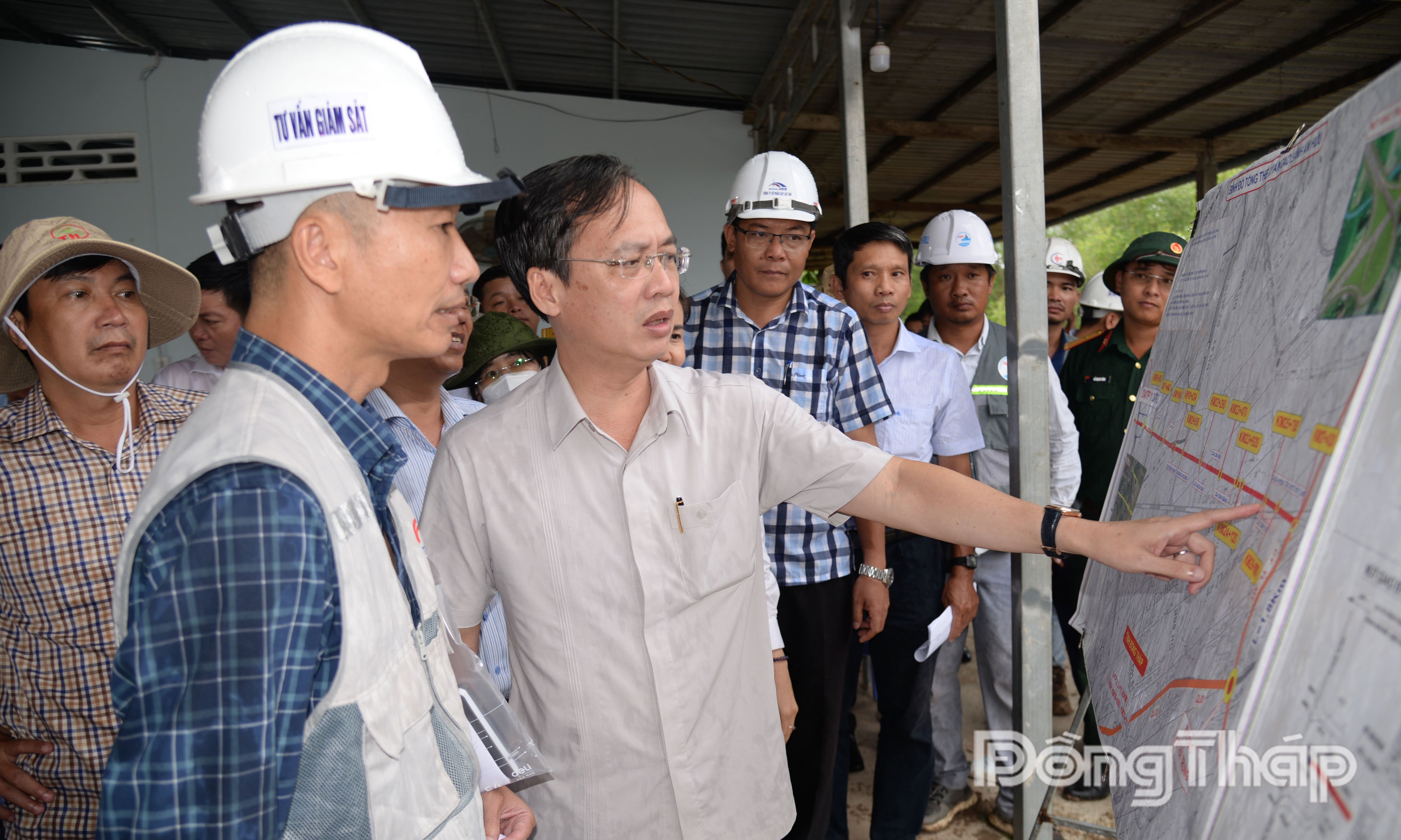 Đồng chí Trần Trí Quang kiểm tra tiến độ dự án tại nút giao với đường cao tốc Trung Lương - Mỹ Thuận.
