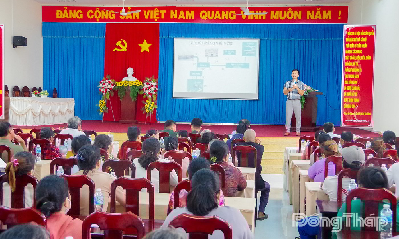 Chuyên viên Cục Thủy sản và Kiểm ngư phổ biến các quy định tại buổi tập huấn. 