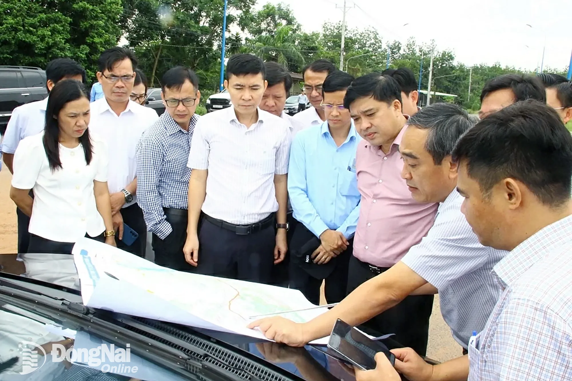 Tỉnh ủy viên, Phó Chủ tịch UBND tỉnh Hồ Văn Hà (thứ 3 từ phải qua), nghe báo cáo tiến độ giải phóng mặt bằng Dự án Đường cao tốc Gia Nghĩa - Chơn Thành đoạn qua địa bàn tỉnh trong chuyến kiểm tra thực tế ngày 18-7-2025. Ảnh: Phạm Tùng