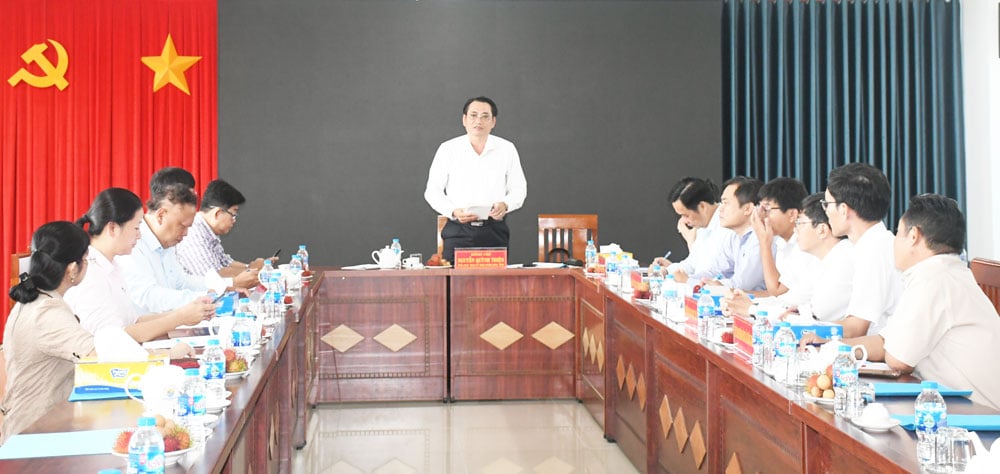 Phó Chủ tịch UBND tỉnh- Nguyễn Quỳnh Thiện lưu ý một số vấn đề về quy trình chuyển giao.
