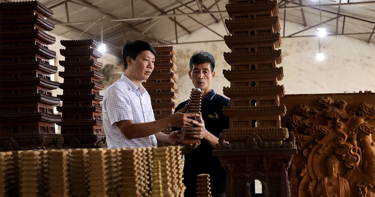Tháp gốm men chùa Trò: Sản phẩm lưu niệm độc đáo của Phú Thọ