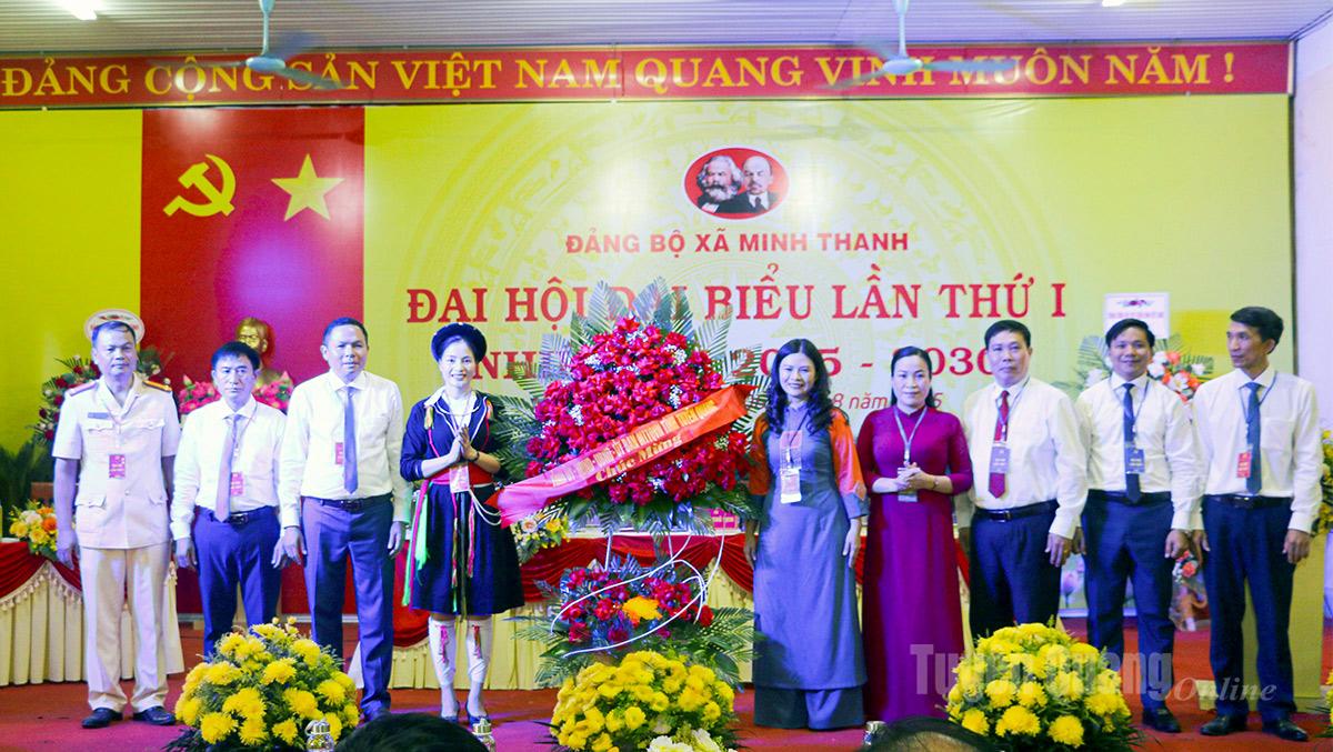 Các đồng chí lãnh đạo tỉnh tặng hoa chức mừng Đại hội đại biểu Đảng bộ xã Minh Thanh lần thứ I, nhiệm kỳ 2025-2030.