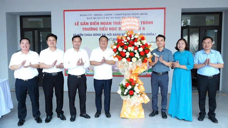 Bình Minh: Gắn biển công trình Trường Tiểu học Bình Minh A chào mừng Đại hội đại biểu Đảng bộ xã lần thứ I- Ảnh 1.