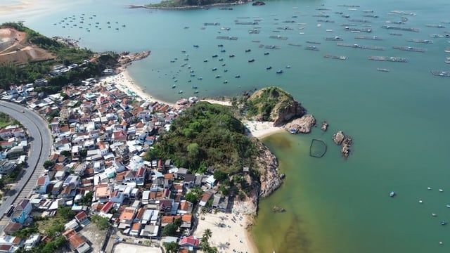 Những ngôi làng tuyệt đẹp ven biển: Làng chài cổ độc đáo bên vịnh Xuân Đài- Ảnh 1.