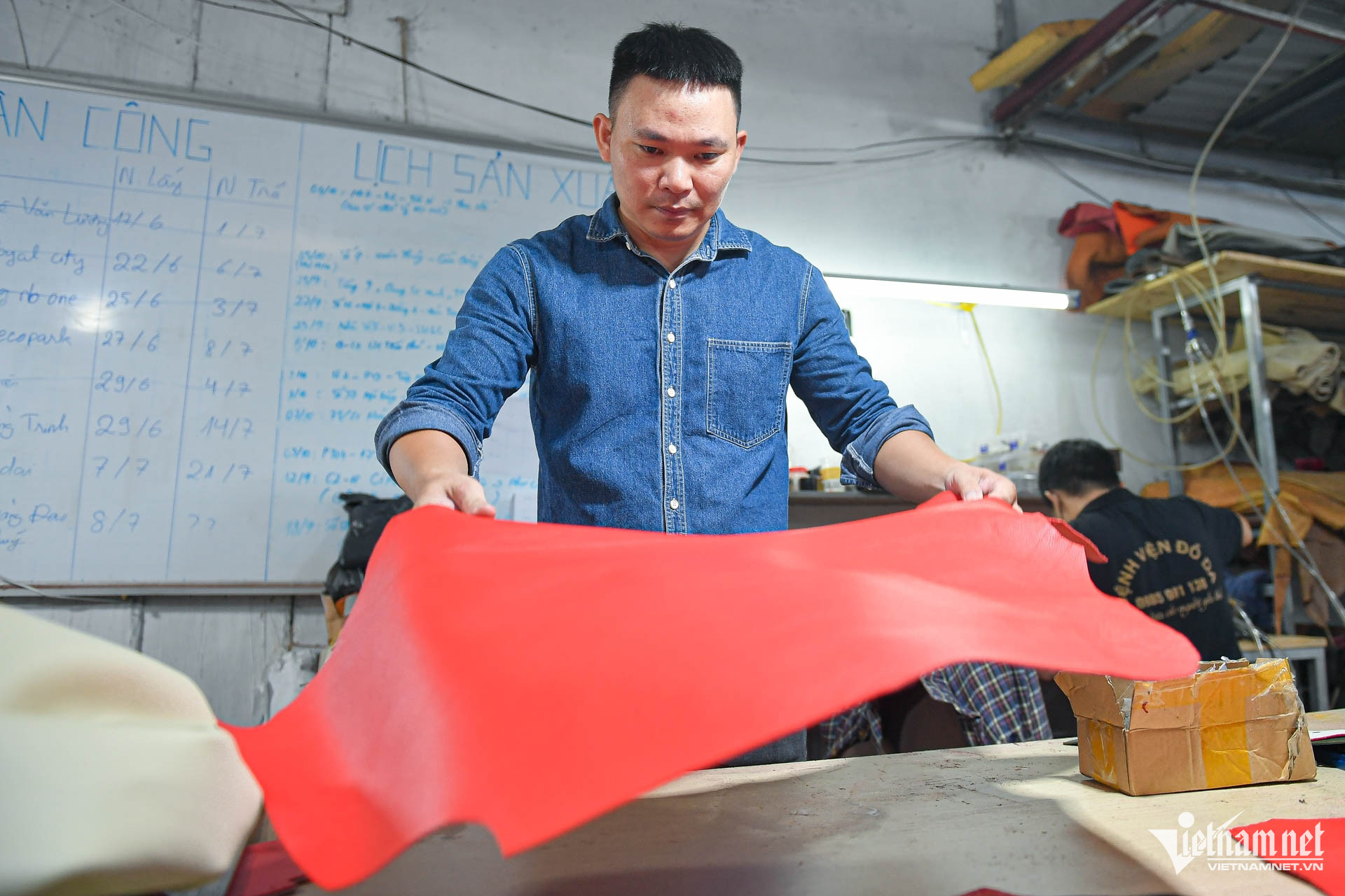ក្មេង​ប្រុស​ហាណូយ​ឆ្លុះ​ស្បែក​ជើង​ដើម្បី​រក​ប្រាក់​ទៅ​សាលា​ឥឡូវ​ជា​នាយក​មន្ទីរពេទ្យ​ពិសេស