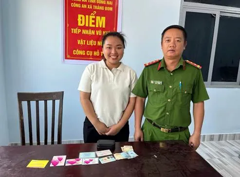 Công an xã Trảng Bom (Đồng Nai) bàn giao tài sản cho người dân đánh rơi
