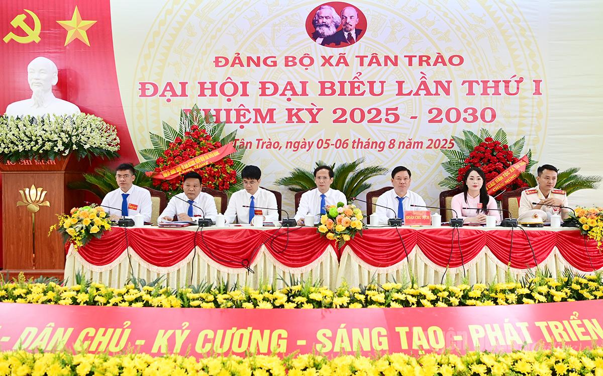 Đoàn Chủ tịch chủ trì Đại hội.