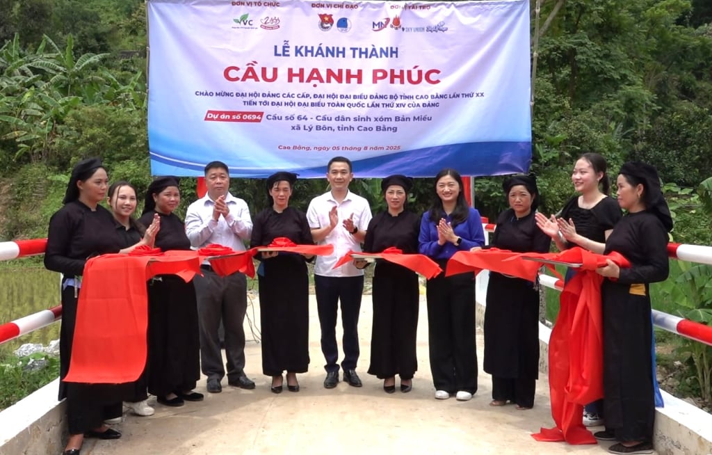 Lễ cắt băng khánh thành “Cầu hạnh phúc” tại xóm Bản Miều, xã Lý Bôn.