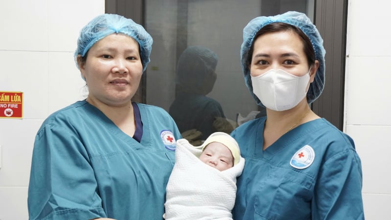 Xuyên đêm vượt giông bão 40km ngoài biển, cấp cứu sản phụ khó sinh từ đảo về đất liền -0