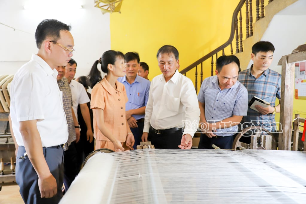 Vice Chairman of the Provincial People's Committee Nguyen Hung Nam visited Nam Cao Linen Weaving Cooperative.