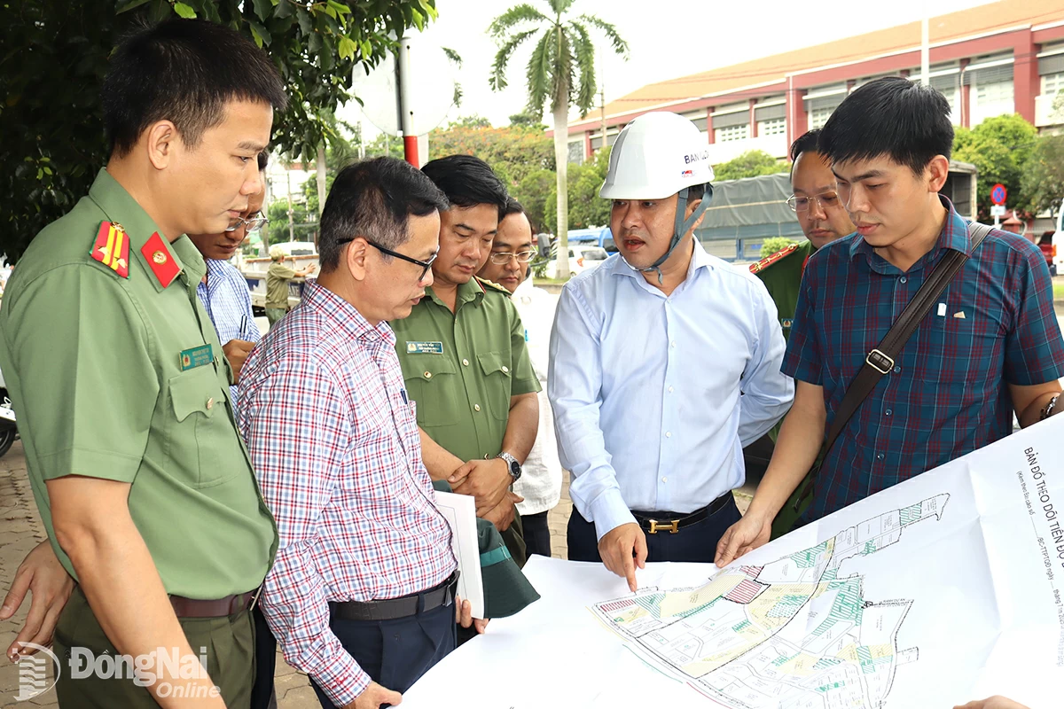 Tỉnh ủy viên, Phó Chủ tịch UBND tỉnh Hồ Văn Hà đi kiểm tra công tác giải phóng mặt bằng khu đất 50ha tại Khu công nghiệp Biên Hòa 1.