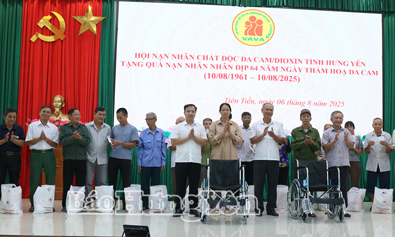 Thăm và tặng quà nạn nhân chất độc da cam