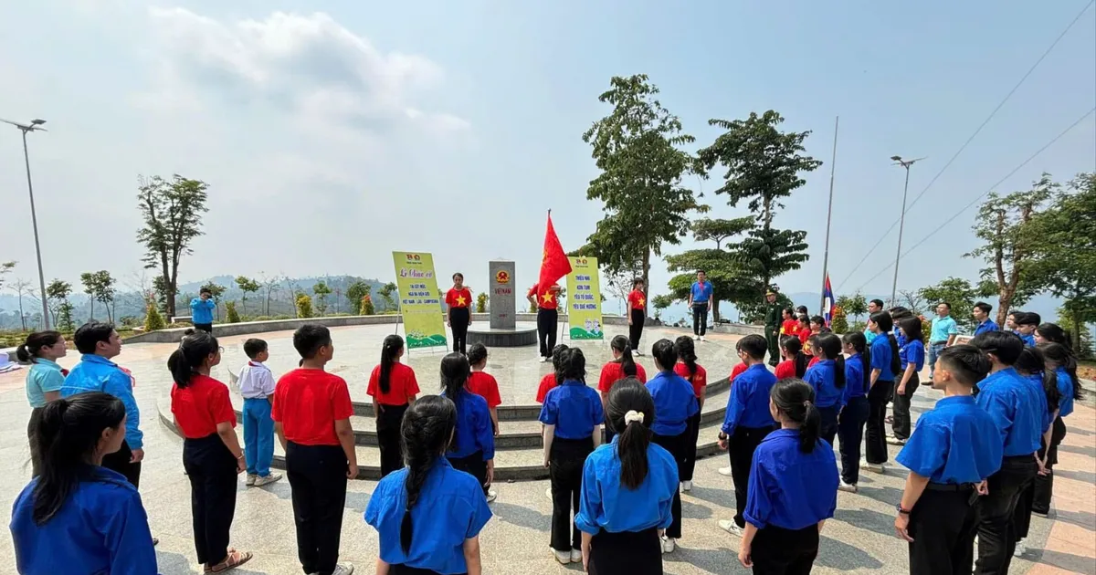 Quảng Ngãi tiếp nhận lá cờ Tổ quốc và ảnh Bác Hồ trong hành trình “Tôi yêu Tổ quốc tôi”