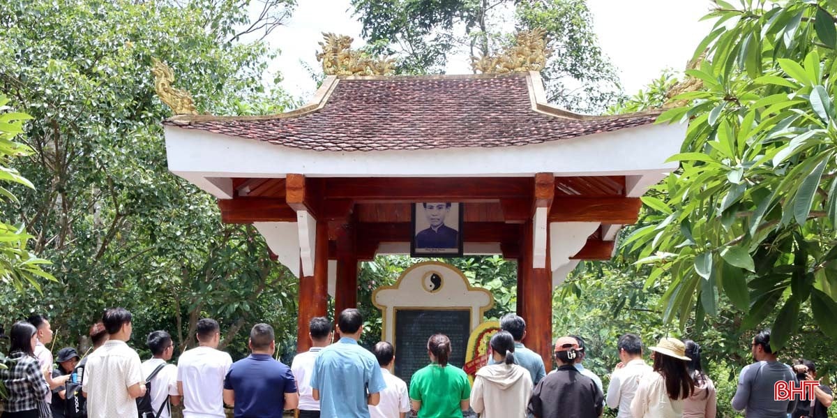 bqbht_br_dang-huong-tai-di-tich-nha-bia-tuong-niem-dinh-nguyen-tien-si-phan-dinh-phung-va-nghia-quan-huong-khe.jpg