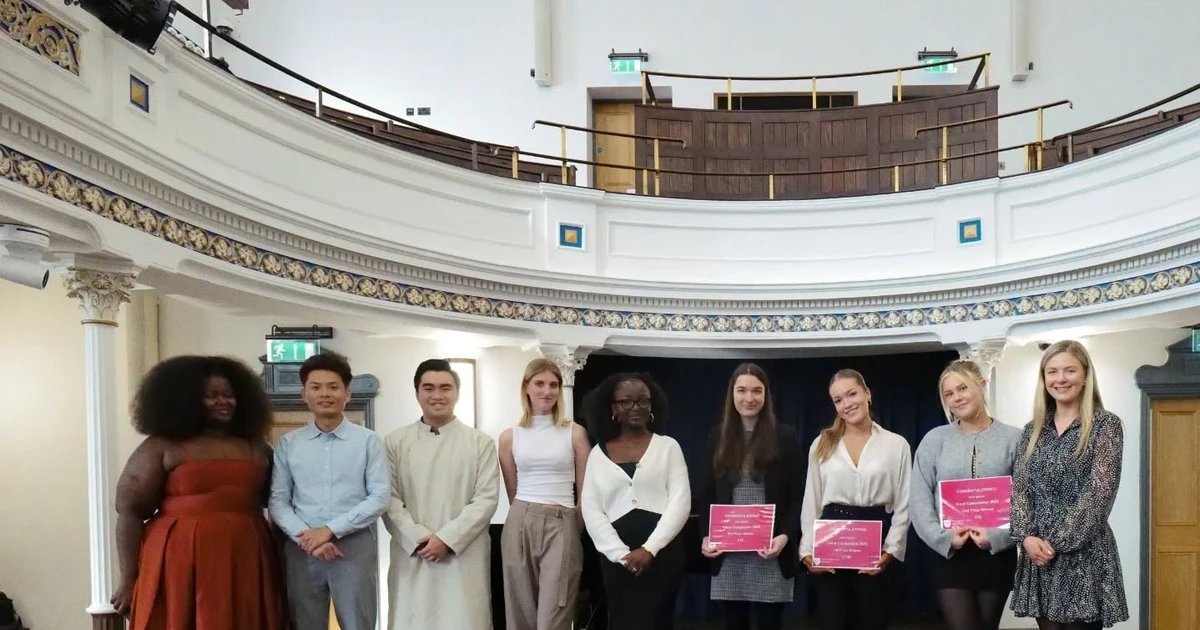 Putting aside his technology dream after injury, Hue male student turns to teaching with a master's degree in the UK