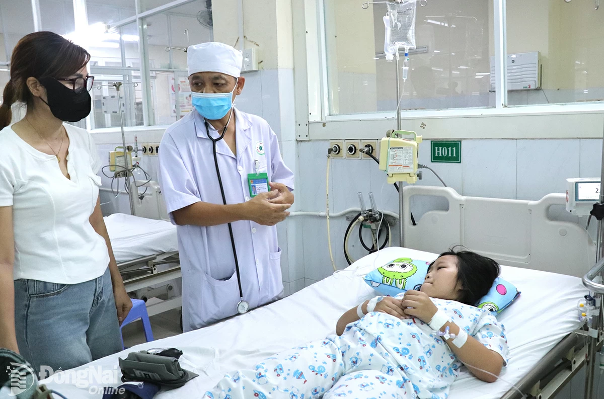 Bác sĩ Nguyễn Thanh Quyền, Trưởng khoa Bệnh nhiệt đới, Bệnh viện Nhi đồng Đồng Nai, thăm khám cho trường hợp bệnh nhi sốt xuất huyết bị sốc. Ảnh: Hải Yến