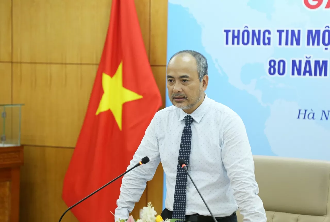 Ông Nguyễn Trung Kiên trả lời những câu hỏi của nhà báo, phóng viên. (Ảnh: Thành Long)