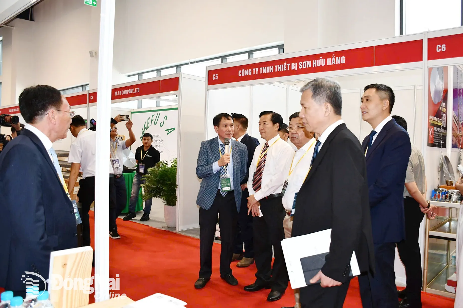 Các đại biểu tham quan gian hàng tại hội chợ. Ảnh: Lam Ngân