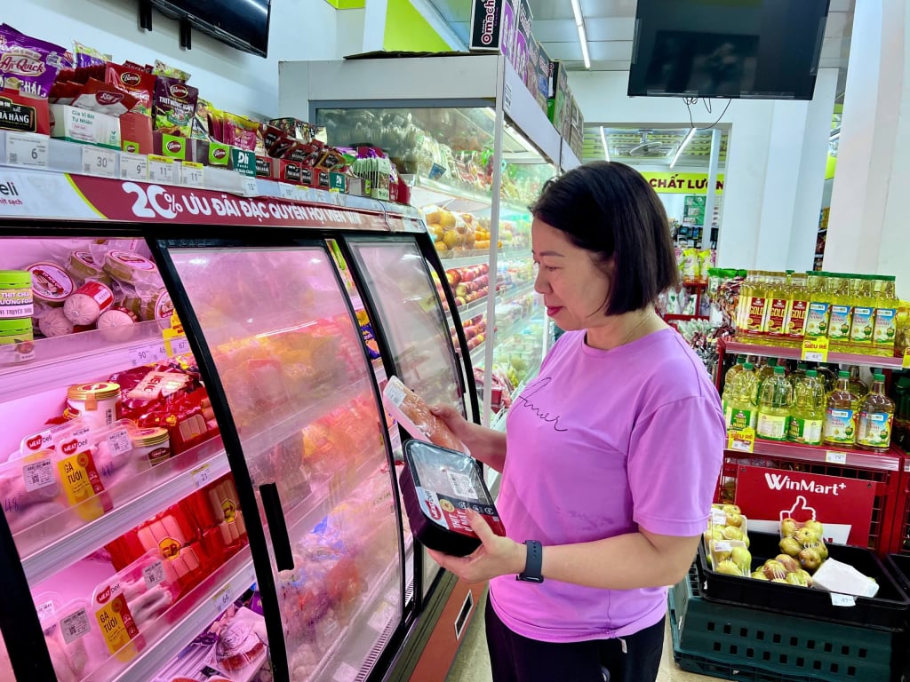 Người tiêu dùng mua thịt lợn tại cửa hàng Winmart, phố Vườn Cam, phường Thục Phán.