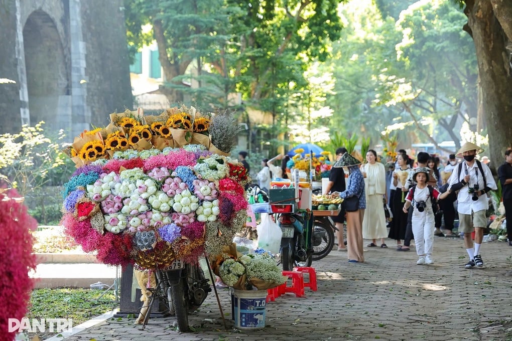 Las entradas para el tour por Hanoi se agotaron y el casco antiguo está completamente reservado mientras los clientes buscan asientos para ver el desfile del 2 de septiembre - 3