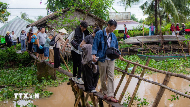 ttxvn-con-son-10-nam-lan-toa-net-dep-van-hoa-mien-tay-8192241-2.jpg