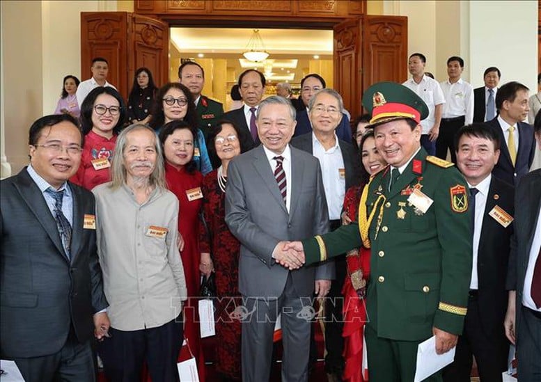 Tổng Bí thư: Trí thức, nhà khoa học, văn nghệ sĩ tiếp tục là lực lượng tiên phong mở đường cho dân tộc tiến lên mạnh mẽ - Ảnh 4.