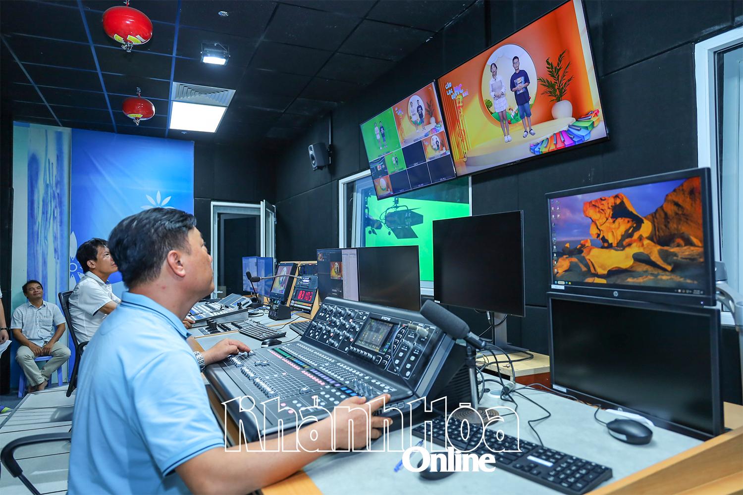 The recording of the members of the Young MC Club was made by the professional team of Khanh Hoa Newspaper, Radio and Television.